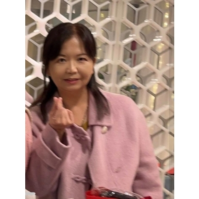 粉紅大衣美女.jpg